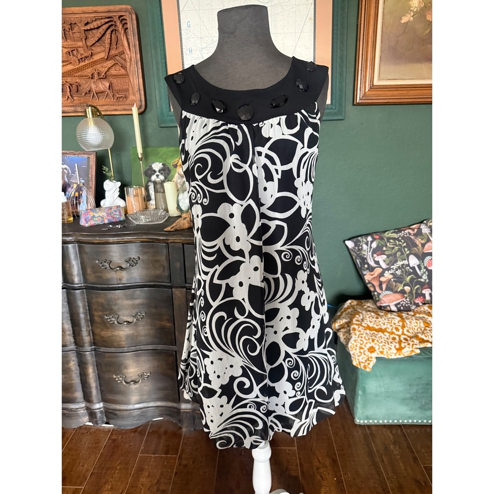 En Focus Studio Black‎ White Floral Bubble Hem Mini Dress Jewel Neck Sleeveless